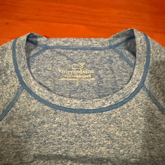 Vineyard Vines Performance Small Blue Heathered Whale Logo Women's T-Shirt - Picture 4 of 6